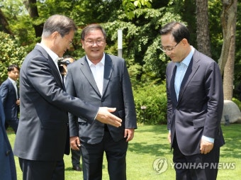 문 대통령과 인사하는 여야 원내대표