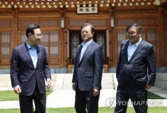 文大統領と最大野党院内代表らが会合 「協力政治」で合意できず