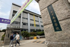 학교에서 나오는 상일여고 학생들