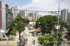 교문 나란히 붙은 상일미디어고와 상일여중고