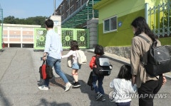 등교하는 매동초등학교 1학년 어린이들