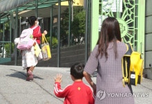 등교하는 매동초등학교 1학년 어린이