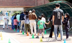 학교 선별진료소에 몰린 학생·학부모들