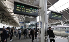 열차 기다리는 승객들