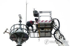 철탑에서 내려오는 김용희 씨