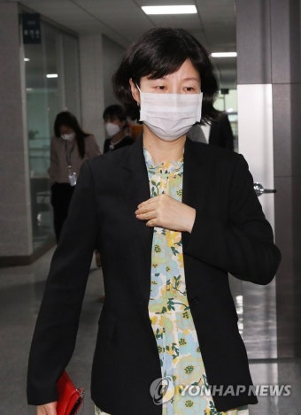 사무실 나서는 무소속 양정숙 의원