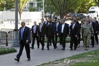 트럼프 기자회견 날 백악관 안팎…시위대·최루탄, 그리고 성경