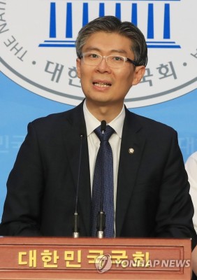 발언하는 조정훈 의원 | 포토뉴스