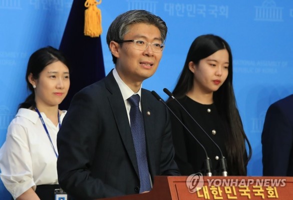 발언하는 조정훈 의원 | 포토뉴스