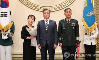 수도군단장과 기념촬영 하는 문 대통령