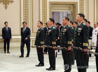 문 대통령, 삼정검 수치 수여식 입장