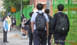 등교하는 학생들