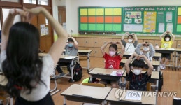 지그재그로 앉아 반가운 첫 인사