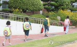질서정연한 모습 유지한 학생들…설렘·걱정 속 경남 3차 등교