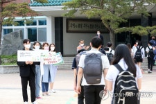 이제 친구 얼굴·이름 알아요…긴장·설렘 섞인 3차 등교(종합)