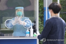 선제검사 받는 고등학생들
