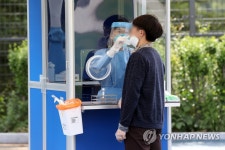 선제검사 받는 고등학생