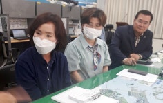 기자회견 하는 대한노인회 군산지회 직원들