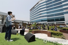 의료진 응원위해 무료 공연 펼친 폴킴