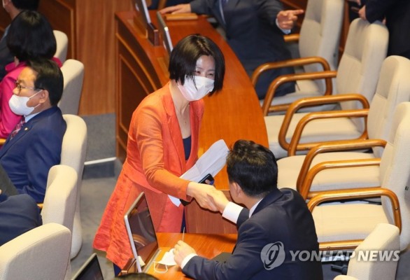 본회의 참석한 김미애 의원 | 포토뉴스