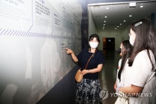 장사상륙작전 기념관 둘러보는 관람객