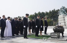 분향하는 문재인 대통령 내외