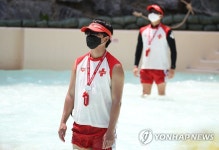 마스크 착용한 라이프가드