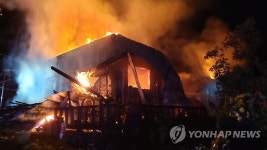 홍천 컨테이너 주택 화재…치솟는 불길