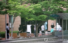 코로나19 전수검사 기다리는 원묵고 교사와 학생들