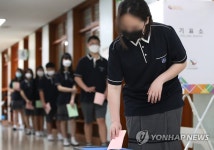 마스크 쓰고 띄엄띄엄 학급자치회장 투표