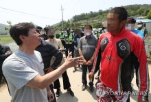 주민과 대립하는 박정오 큰샘 대표
