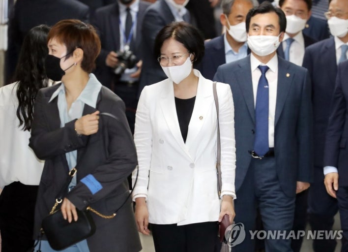 비공개 의원총회 입장하는 민주당 이수진 의원