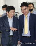 국회 소통관 들어서는 지성호 의원과 박상학 대표