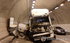 중부내륙고속도 조곡터널서 3중 추돌…3명 중경상