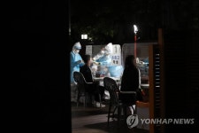 밤, 학원 앞에서
