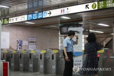 열차 운행 관련 안내하는 관계자