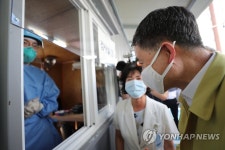 선별진료소 현장 시찰하는 박능후 중대본 1차장