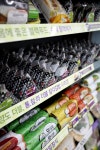 등교개학 완료에 편의점 함박웃음…재난지원금으로 삼각김밥