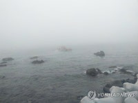 암초에 얹힌 어선