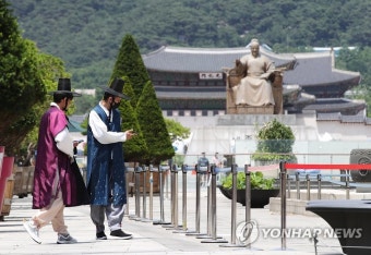 한복에 마스크 쓰고 걷는 외국인 관광객