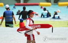 마스크 착용한 라이프가드