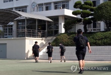 부산 내성고 3학년 2주 만에 대면 수업…전 학년 등교