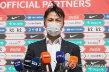 인터뷰하는 김동기 축구협회 전력강화실장