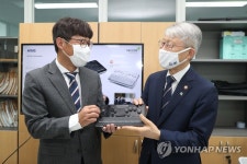 최기영 장관, 정보통신 보조기기 개발기업 방문