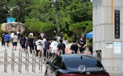 코로나19 전수검사 받는 이천제일고 학생들