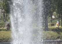 시원하게 쏟아지는 인공폭포