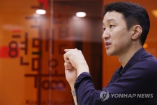 작품 설명하는 신창호 안무가