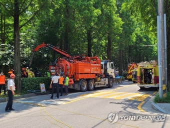 강남구 인부 2명 배수작업 중 맨홀에 빠지는 사고 발생
