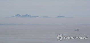 안개와 연무 자욱한 북한 해주 수양산