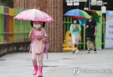 코로나19에 비까지 힘겨운 등굣길